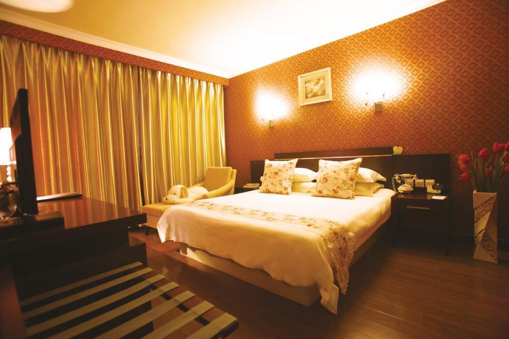 Overseas Chinese International Hotel Qingdao Exterior photo